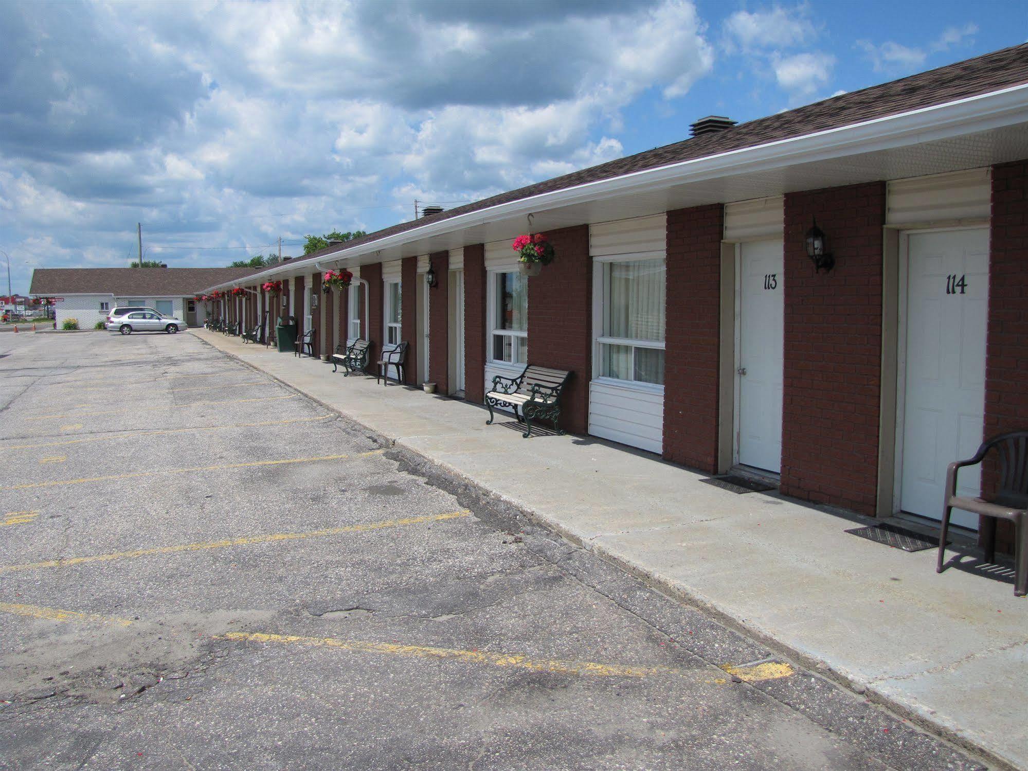 Lincoln Motel Sturgeon Falls Exterior foto